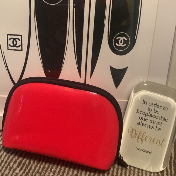 CHANEL COSMETIC/MAKEUP BAG MINI/SMALL. The perfect fit for your travel needs. - Picture 4 of 9